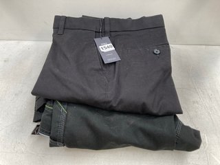 3 X ASSORTED MENS CLOTHING ITEMS TO INCLUDE M&S CHINOS IN BLACK - UK SIZE: W34 L31#: LOCATION - D2