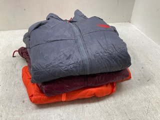 3 X ASSORTED WOMENS CLOTHING ITEMS TO INCLUDE NORTH FACE SOFTSHELL JACKET IN GREY SIZE L: LOCATION - A5