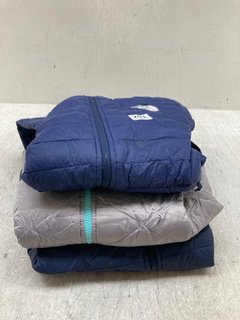 3 X ASSORTED WOMENS CLOTHING ITEMS TO INCLUDE NORTH FACE BLUE JACKET SIZE L: LOCATION - A5