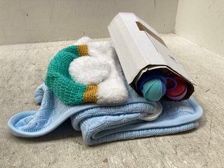 4 X ASSORTED KIDS ACCESSORIES TO INCLUDE KNITTED BABY BLUE BLANKET: LOCATION - A14