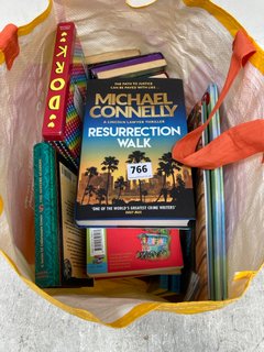 QTY OF ASSORTED BOOKS TO INCLUDE RESURRECTION WALK BY MICHAEL CONNELLY: LOCATION - B6