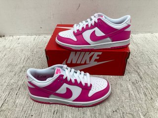 NIKE DUNK LOW TRAINERS IN WHITE/LASTER FUCHSIA BLANC: LOCATION - B4