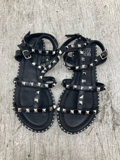 WHERE'S THAT FROM STUDDED STRAPPY SANDALS UK SIZE 4: LOCATION - B4