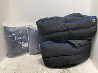 2X GREY CUSHIONS TO INCLUDE LARGE DOG BED IN BLACK: LOCATION - B2