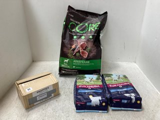 4 X ASSORTED PET ITEMS TO INCLUDE EUKANUBA MATURE DOG FOOD BBE: FEB 2025 AND SNAPPIES DOGGIE DOO BAGS: LOCATION - A1