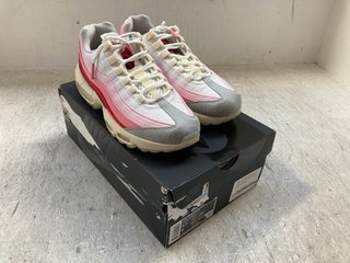 NIKE AIR MAX 95 TRAINERS IN PINK GRADIENT UK SIZE 6 - RRP £249.99: LOCATION - A2