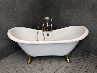 (COLLECTION ONLY) 1750 X 720MM TRADITIONAL ROLL TOPPED FREESTANDING DOUBLE ENDED SLIPPER STYLE BATH WITH TRADITIONAL DECK MOUNTED BSM IN GOLD WITH MATCHING PLUG & CHAIN WASTE & DRAGON CLAW FEET - RRP