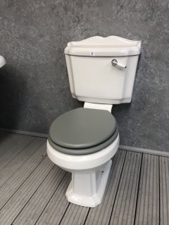 (COLLECTION ONLY) TRADITIONAL STYLED CLOSED COUPLED W/C WITH ALL CISTERN FITTINGS & FLUSH HANDLE WITH GREY W/C SEAT - RRP £465: LOCATION - PHOTO BOOTH