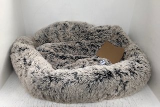 LARGE ROUND FAUX FUR DOG BED IN BEIGE: LOCATION - E10
