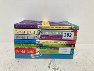 QTY OF ASSORTED ROALD DAHL BOOKS TO INCLUDE JAMES & THE GIANT PEACH BOOK: LOCATION - H13