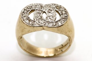9 CARAT GOLD RING - SIZE: L(16.4MM): LOCATION - BOOTH