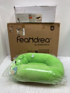 3 X ASSORTED PET ITEMS TO INCLUDE SQUISHMALLOWS WENDY PET BED IN GREEN: LOCATION - G11