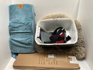 QTY OF ASSORTED PET ITEMS TO INCLUDE LARGE ELEVATED COOLING PET BED IN GREY: LOCATION - G11
