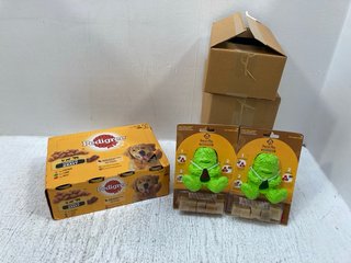 6 X DOGSEE PLAY TREAT TOYS IN GREEN TO ALSO INCLUDE BOX OF PEDIGREE CHUNKS IN GRAVY DOG MEAT TINS - BBE 31/10/25: LOCATION - G14