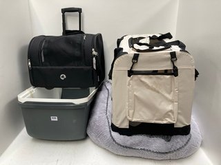 3 X ASSORTED PET ITEMS TO INCLUDE LIONTO PET CARRIER IN CREAM/BLACK: LOCATION - F17
