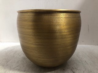 NKUKU TEMBESI ETCHED PLANTER IN ANTIQUE BRASS RRP - £90: LOCATION - BR1