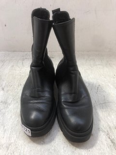 PAIR OF WOMENS ANKLE BOOTS IN BLACK - UK 7: LOCATION - BR8
