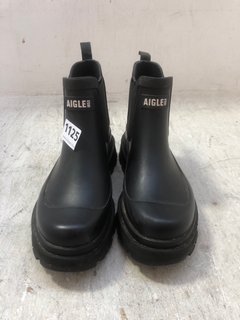 PAIR OF WOMENS AIGLE ANKLE WELLY BOOTS IN BLACK - UK 4: LOCATION - BR8