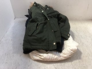 3 X ASSORTED CHILDRENS COATS TO INCLUDE LA REDOUTE FAUX FUR HOODED PARKA COAT IN KHAKI - UK 6YRS: LOCATION - BR8
