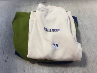 3 X ASSORTED CLOTHING ITEMS TO INCLUDE VACANCIES SOUVENIRS CREW NECK SWEATSHIRT IN CREAM - UK M: LOCATION - BR8