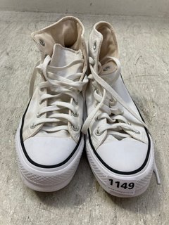 PAIR OF CONVERSE PLATFORM CANVAS HI-TOP TRAINERS IN WHITE - UK 7: LOCATION - BR9