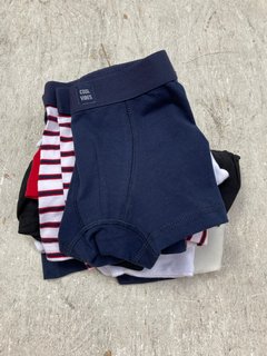 QTY OF ASSORTED CHILDRENS CLOTHING ITEMS TO INCLUDE 7 PAIRS OF BOXER SHORTS IN MULTI - UK 6-7YRS: LOCATION - BR10