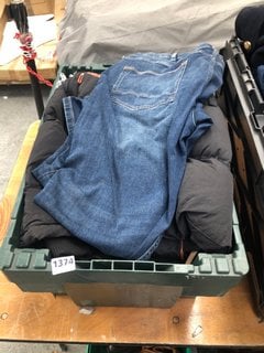 QTY OF ASSORTED MENS CLOTHING ITEMS TO INCLUDE M&S VINTAGE STRAIGHT LEG JEANS IN BLUE DENIM - UK 42 X 29: LOCATION - AT1