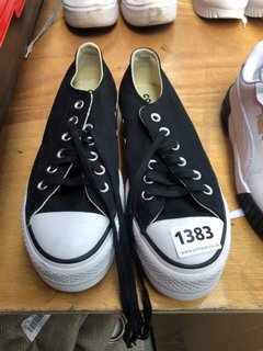 PAIR OF CONVERSE PLATFORM CANVAS SHOES IN BLACK/WHITE - UK 5.5: LOCATION - AT1