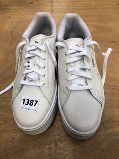 PAIR OF PUMA PLATFORM TRAINERS IN WHITE - UK 7.5: LOCATION - AT1
