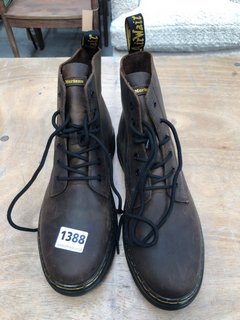 PAIR OF DR MARTENS WAXED MENS ANKLE BOOTS IN BROWN - UK 9.5: LOCATION - AT1