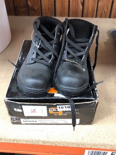 PAIR OF GRAFTERS PADDED COLLAR STEEL TOE CAP SAFETY BOOTS IN BLACK - UK 3: LOCATION - AR5