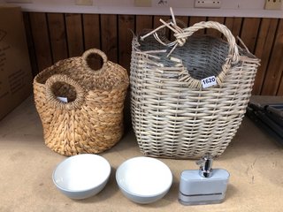 JOHN LEWIS & PARTNERS 4 X ASSORTED HOUSEHOLD ITEMS TO INCLUDE SMALL WICKER STORAGE BASKET: LOCATION - AR5