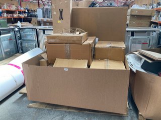 PALLET OF ASSORTED FURNITURE ITEMS TO INCLUDE NKUKU TALINI WREATH IN BRASS: LOCATION - A8 (KERBSIDE PALLET DELIVERY)