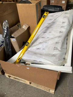 PALLET OF ASSORTED ITEMS TO INCLUDE STANLEY I-BEAM 180 SPIRIT LEVEL: LOCATION - A8 (KERBSIDE PALLET DELIVERY)