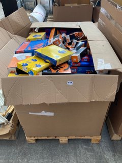 PALLET OF ASSORTED AUTOMOTIVE ITEMS TO INCLUDE BOSCH N 2046 FUEL FILTER, QUINTON HAZELL QFL0405 OIL FILTER AND COMLINE EAF814 AIR FILTER: LOCATION - A8 (KERBSIDE PALLET DELIVERY)