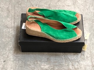 PAIR OF JOHN LEWIS AND PARTNERS KNIGHTS LADIES WEDGE SHOES IN EMERALD GREEN SIZE: UK 7: LOCATION - BR5