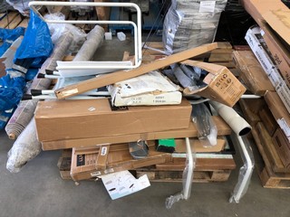 PALLET OF ASSORTED ITEMS TO INCLUDE WHITE METAL HOUSEHOLD STEP LADDER: LOCATION - B9 (KERBSIDE PALLET DELIVERY)