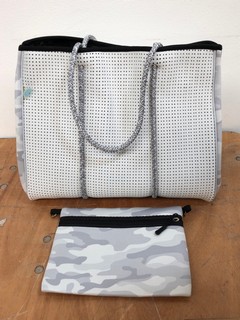 2 X CHUCHKA IVY TOTE BAGS IN WHITE/CAMO - COMBINED RRP £186: LOCATION - D2