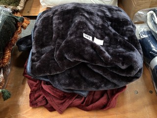 MAXIMUS FLEECE THROW IN CHARCOAL TO INCLUDE ROLLED FLANNEL FLEECE IN ROSEWOOD: LOCATION - A3T