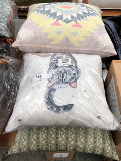 4 X ASSORTED CUSHIONS TO INCLUDE KILBURN & SCOTT TABBY CAT WATERCOLOUR CUSHION IN SILVER: LOCATION - A3T