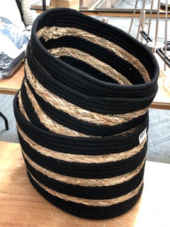 4 X WOVEN BASKETS IN BLACK/NATURAL: LOCATION - A3T