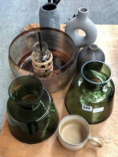 QTY OF ASSORTED ITEMS TO INCLUDE MIKKELI VASE IN GREEN: LOCATION - A3T