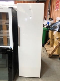 HOTPOINT FREESTANDING FRIDGE IN WHITE: LOCATION - A1