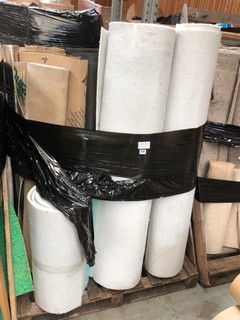 PALLET OF ASSORTED UNDERLAY TO INCLUDE ROLLS OF WHITE FELT FIBRE UNDERLAY: LOCATION - D10 (KERBSIDE PALLET DELIVERY)