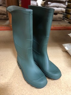 GREEN WELLINGTON BOOTS SIZE UK6.5: LOCATION - BR13