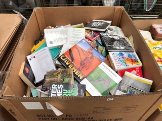 PALLET OF ASSORTED BOOKS TO INCLUDE STEPHEN KINGS BAZAAR OF BAD DREAMS: LOCATION - C8 (KERBSIDE PALLET DELIVERY)