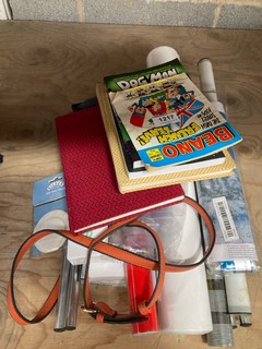 QTY OF ASSORTED ITEMS TO INCLUDE BEANO MAGAZINE AND DOG MAN UNLEASHED BOOK: LOCATION - H17