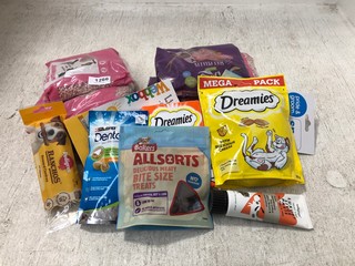 QTY OF ASSORTED PET ITEMS TO INCLUDE DREAMIES CREAMY CAT TREATS BB: 09/25: LOCATION - H14