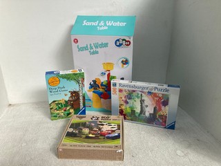 4 X ASSORTED CHILDREN'S TOYS TO INCLUDE 'CARS' THEMED ECO PUZZLE AND SAND & WATER TABLE: LOCATION - E6
