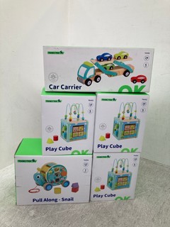 3 X TOOKY TOY PLAY CUBES TO INCLUDE PULL ALONG SNAIL AND TOY CAR CARRIER: LOCATION - E7